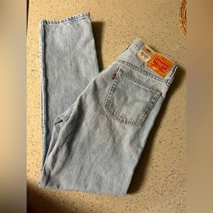 Jeans Levi's Women's Mid-Rise 
Straight Jeans - Medium Destructed